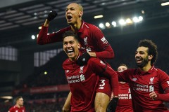 足球盛宴经典瞬间：球员风采与阿尔瓦雷斯帽子戏法回顾